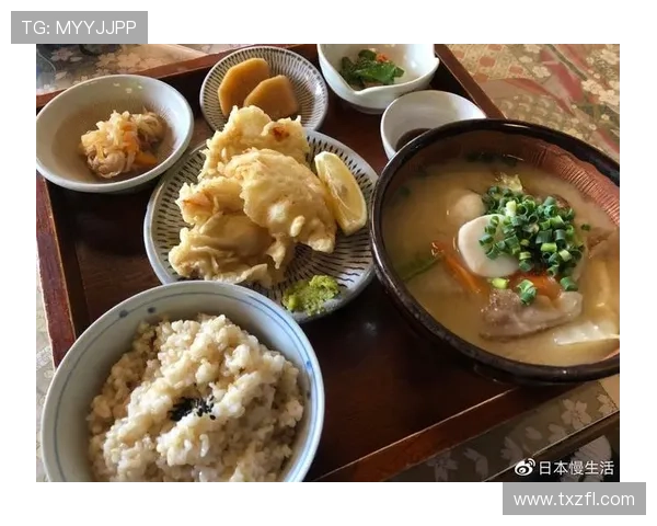 女子在日本街头偶遇足球明星感动不已与偶像合影留念的温馨瞬间